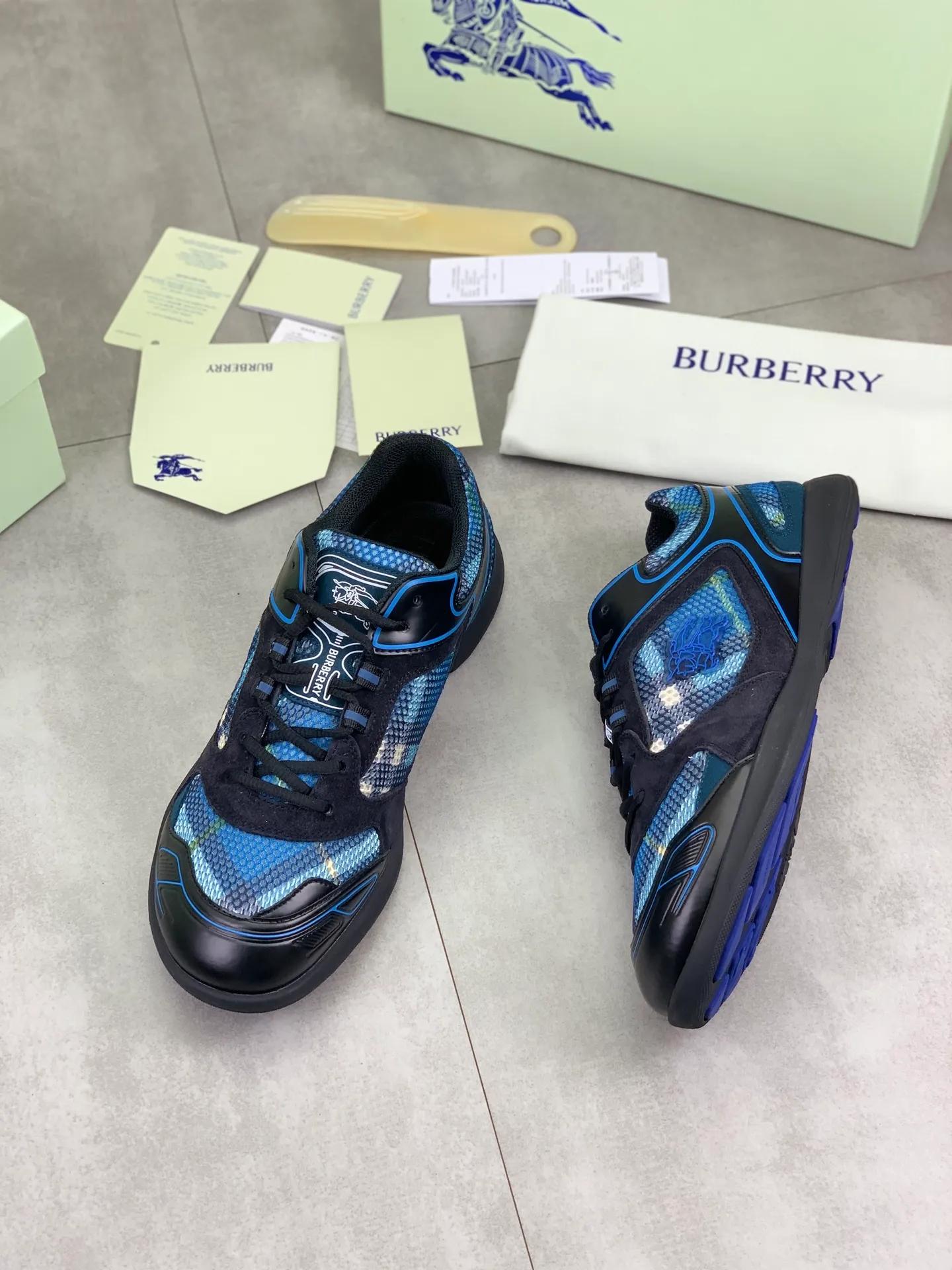 Factory price P720 [BURBERRY] Burberry - High-end quality original order - Upper: imported 🔝 original material - Inner lining: cowhide lining, feet; water-dyed cowhide - Outsole: ultra-light TPR rubber; two-color molded outsole - Ultra-high quality control·Fine workmanship: highlighted (high-end·nobility·grade) -Size: 36-46 for men and women Color: 4️⃣colors available